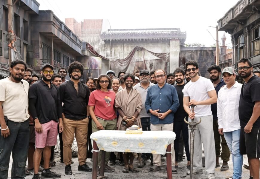 புராண பிரம்மாண்டமாக உருவாகும் “மஹாகாளி” போஸ்ட் புரொடக்ஷனுக்கு தயாராகும் படக்குழு! புராண பிரம்மாண்டமாக உருவாகும் “மஹாகாளி” போஸ்ட் புரொடக்ஷனுக்கு தயாராகும் படக்குழு!